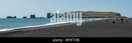 La plage de Reynisfjara qui jouit et Dyrhoelay Panorama, près de Vik, Islande Banque D'Images