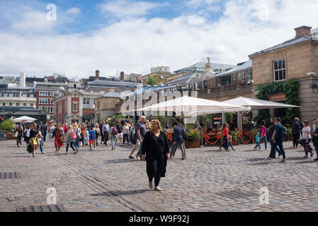 Londres, Angleterre - Mai 2019 : Covent garden piazza square de monde plein de gens et les touristes dans une journée ensoleillée Banque D'Images