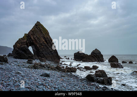 Rock Blackchurch est un point de repère local natural stone arch sur la côte nord du Devon. La marée est tellement les rochers environnants sont visibles. Banque D'Images