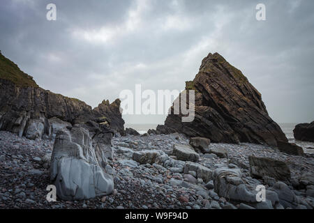 Rock Blackchurch est un point de repère local natural stone arch sur la côte nord du Devon. La marée est tellement les rochers environnants sont visibles. Banque D'Images