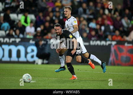 Swansea, Royaume-Uni. Août 13, 2019. Matt Warburton de Northampton Town tire et marque son 1er des équipes objectif. Carabao tasse tasse EFL, 1er tour, match Swansea City v Northampton Town au Liberty Stadium de Swansea, Pays de Galles du Sud le mardi 13 août 2019. Cette image ne peut être utilisé qu'à des fins rédactionnelles. Usage éditorial uniquement, licence requise pour un usage commercial. Aucune utilisation de pari, de jeux ou d'un seul club/ligue/dvd publications. Photos par Andrew Andrew/Verger Verger la photographie de sport/Alamy live news Crédit : Andrew Orchard la photographie de sport/Alamy Live News Banque D'Images