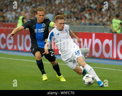 Ruud Vormer de Brugge (L) et Viktor Tsygankov de Dynamo Kiev (R) sont vus en action lors de la Ligue des Champions, troisième tour de qualification deuxième leg match de football entre le FC Dynamo Kyiv et Club Brugge KV les CSN stade Olimpiyskiy à Kiev.(score final ; Dynamo Kiev 3:3 Club Brugge KV) Banque D'Images