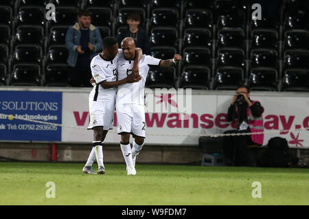 Swansea, Royaume-Uni. Août 13, 2019. Andre Ayew de Swansea City (à droite) célèbre après qu'il marque son 3e but des équipes. Carabao tasse tasse EFL, 1er tour, match Swansea City v Northampton Town au Liberty Stadium de Swansea, Pays de Galles du Sud le mardi 13 août 2019. Cette image ne peut être utilisé qu'à des fins rédactionnelles. Usage éditorial uniquement, licence requise pour un usage commercial. Aucune utilisation de pari, de jeux ou d'un seul club/ligue/dvd publications. Photos par Andrew Andrew/Verger Verger la photographie de sport/Alamy live news Crédit : Andrew Orchard la photographie de sport/Alamy Live News Banque D'Images