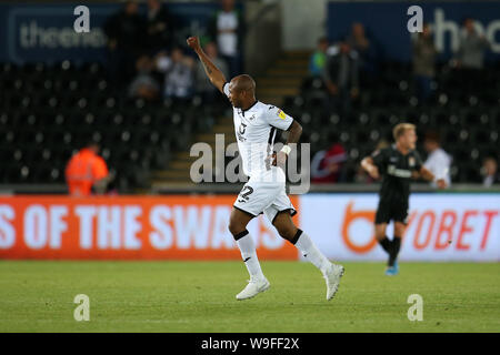 Swansea, Royaume-Uni. Août 13, 2019. Andre Ayew de Swansea City célèbre après qu'il marque son 1er des équipes objectif. Carabao tasse tasse EFL, 1er tour, match Swansea City v Northampton Town au Liberty Stadium de Swansea, Pays de Galles du Sud le mardi 13 août 2019. Cette image ne peut être utilisé qu'à des fins rédactionnelles. Usage éditorial uniquement, licence requise pour un usage commercial. Aucune utilisation de pari, de jeux ou d'un seul club/ligue/dvd publications. Photos par Andrew Andrew/Verger Verger la photographie de sport/Alamy live news Crédit : Andrew Orchard la photographie de sport/Alamy Live News Banque D'Images