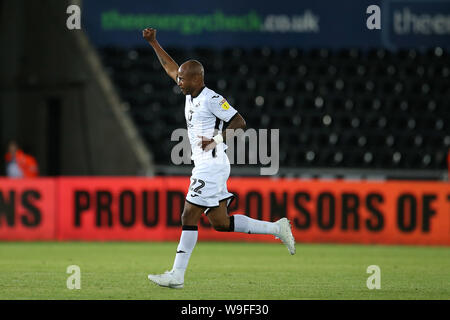 Swansea, Royaume-Uni. Août 13, 2019. Andre Ayew de Swansea City célèbre après qu'il marque son 1er des équipes objectif. Carabao tasse tasse EFL, 1er tour, match Swansea City v Northampton Town au Liberty Stadium de Swansea, Pays de Galles du Sud le mardi 13 août 2019. Cette image ne peut être utilisé qu'à des fins rédactionnelles. Usage éditorial uniquement, licence requise pour un usage commercial. Aucune utilisation de pari, de jeux ou d'un seul club/ligue/dvd publications. Photos par Andrew Andrew/Verger Verger la photographie de sport/Alamy live news Crédit : Andrew Orchard la photographie de sport/Alamy Live News Banque D'Images