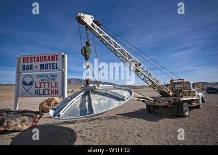 Un ancien camion de remorquage tenant un modèle de la soucoupe en dehors de la petite A'le'inn de Rachel au Nevada Banque D'Images