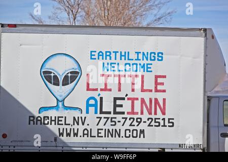 Une affiche à l'extérieur de la petite A'li'Inn de Rachel sur l'autoroute de l'extraterrestre au Nevada Banque D'Images