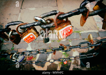 Les cadenas d'amour pendus sur la clôture de la chaîne de fer du port de Liverpool sur Royal Albert Docks Banque D'Images