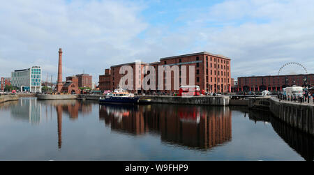 Belle matinée ensoleillée et surface de rivière lisse à Liverpool's Albert Dock, dans le bâtiment en brique de premier plan de Tate Modern Banque D'Images