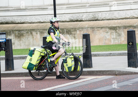 Paramédic en vélo / vélo à Londres signal en attente de signal pour devenir vert Banque D'Images