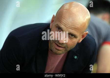 Kingston Upon Thames, Royaume-Uni. Août 13, 2019. Milton Keynes Dons Manager Paul Tisdale regarde sur. Carabao tasse tasse EFL, 1er tour match, l'AFC Wimbledon v MK Dons au Cherry Red Records Stadium de Kingston upon Thames, Surrey, le mardi 13 août 2019. Cette image ne peut être utilisé qu'à des fins rédactionnelles. Usage éditorial uniquement, licence requise pour un usage commercial. Aucune utilisation de pari, de jeux ou d'un seul club/ligue/dvd publications. pic par Steffan Bowen/Andrew Orchard la photographie de sport/Alamy live news Crédit : Andrew Orchard la photographie de sport/Alamy Live News Banque D'Images