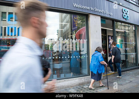 Vue de face du magasin coopératif ou du magasin coopératif à Strand, Londres Banque D'Images