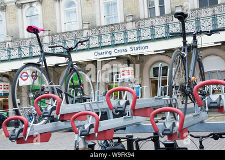 Porte-vélo à l'extérieur de Londres la carbonisation Cross station Banque D'Images