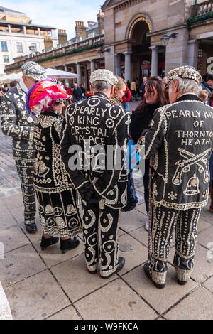 Pearly Kings and Queens, connu comme pearlies, à Covent Garden, London, England, UK Banque D'Images