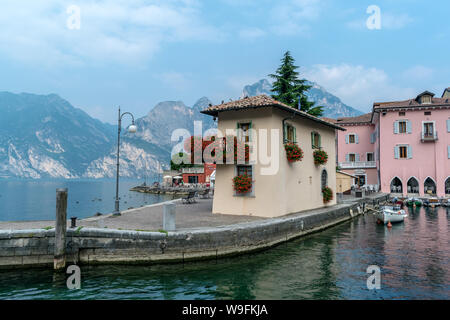 Malcesine, Italie - 25 juillet 2019 : Le petit port de Torbole sur le lac de Garde Banque D'Images