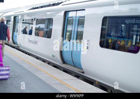 Train Thameslink à LondonBridge Banque D'Images