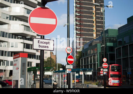 Pas d'entrée sauf les autobus inscrivez-vous à la gare d'East Croydon bus stop Banque D'Images