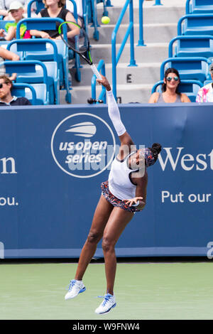 Mason, Ohio, USA. Août 13, 2019. Venus Williams (USA) sert de tour de l'Ouest et du Sud de s'ouvrir à la Lindner Family Tennis Center, Mason, Oh. Crédit : Scott Stuart/ZUMA/Alamy Fil Live News Banque D'Images