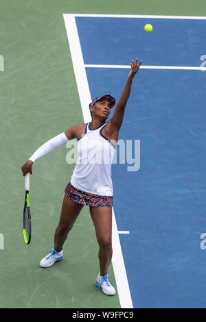 Mason, Ohio, USA. Août 13, 2019. Venus Williams (USA) sert de tour de l'Ouest et du Sud de s'ouvrir à la Lindner Family Tennis Center, Mason, Oh. Crédit : Scott Stuart/ZUMA/Alamy Fil Live News Banque D'Images