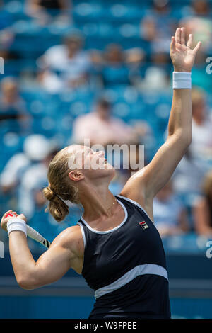 Mason, Ohio, USA. Août 13, 2019. Kiki Bertens (NED) sert de tour de l'Ouest et du Sud de s'ouvrir à la Lindner Family Tennis Center, Mason, Oh. Crédit : Scott Stuart/ZUMA/Alamy Fil Live News Banque D'Images