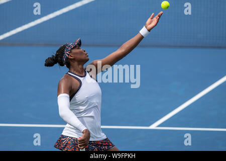 Mason, Ohio, USA. Août 13, 2019. Venus Williams (USA) sert de tour de l'Ouest et du Sud de s'ouvrir à la Lindner Family Tennis Center, Mason, Oh. Crédit : Scott Stuart/ZUMA/Alamy Fil Live News Banque D'Images