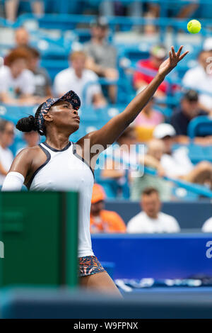 Mason, Ohio, USA. Août 13, 2019. Venus Williams (USA) sert de tour de l'Ouest et du Sud de s'ouvrir à la Lindner Family Tennis Center, Mason, Oh. Crédit : Scott Stuart/ZUMA/Alamy Fil Live News Banque D'Images