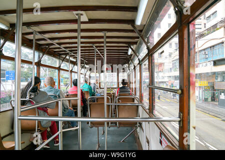 L'île de Hong Kong, Hong Kong 14e Mars 2019 : l'intérieur du tramway de Hong Kong avec communters lors de son passage dans une ancienne partie de la ville. Banque D'Images