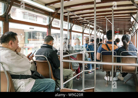 L'île de Hong Kong, Hong Kong 14e Mars 2019 : l'intérieur du tramway de Hong Kong avec communters lors de son passage dans une ancienne partie de la ville. Banque D'Images