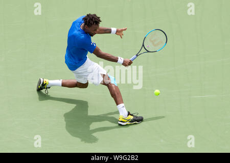 Cincinnati, OH, USA. Août 13, 2019. Open de tennis de l'Ouest et du Sud, Cincinnati, OH ; août 10-19, 2019. Gael Montfils joue une balle contre Frances Tiafoe au cours de l'Ouest et du sud de l'Open de Tennis joué à Cincinnati, OH. Tiafoe a gagné 7-6 6-3. 13 août 2019. Photo par Wally Nell/ZUMAPress Crédit : Wally Nell/ZUMA/Alamy Fil Live News Banque D'Images