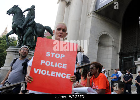 New York City, New York, USA. Août 11, 2019. PHOTO : Black vit activiste question s'arrêta devant la statue équestre de Theodore Roosevelt qui a été le 26e président des États-Unis à l'American Museum of Natural History le 11 août, 2019, au cours de la vie des Noirs (BLM) de grand New York rallye et mars. La statue équestre représente Theodore Roosevelt à cheval. Comité permanent de chaque côté de lui sont un et un Afro-américain. Credit : Ronald G. Lopez/ZUMA/Alamy Fil Live News Banque D'Images