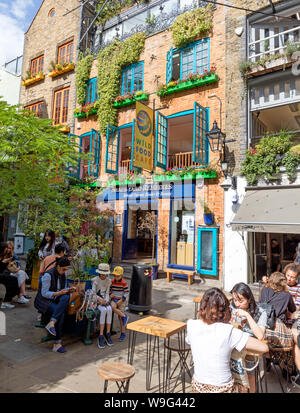 Les gens assis dans les cafés Neals Yard Covent Garden London UK Banque D'Images