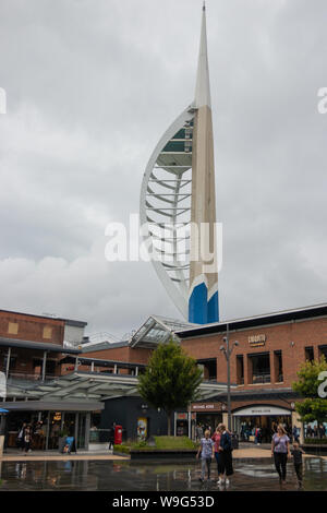 La tour Spinnaker de l'intérieur de Gunwharf Quays Banque D'Images