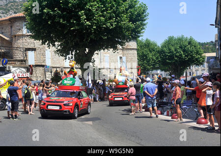 Passage d'une voiture publicitaire du Parc Asterix dans la caravane du Tour de France à Anduze Banque D'Images
