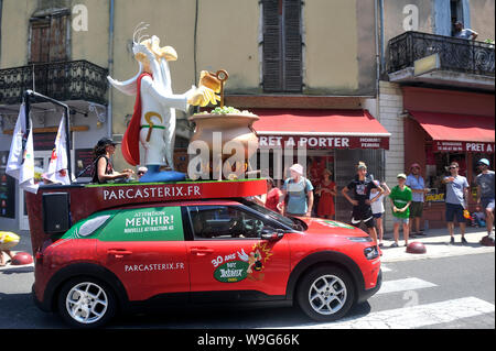 Passage d'une voiture publicitaire du Parc Asterix dans la caravane du Tour de France à Anduze Banque D'Images
