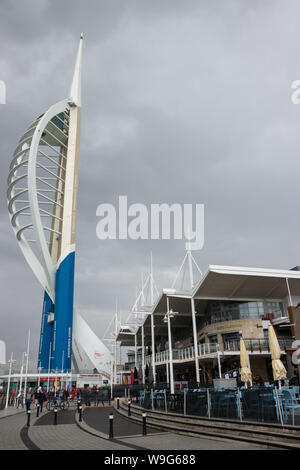 Les quais de Gunwharf et de la tour Spinnaker centre commercial sur Portsmouth, Hampshire Banque D'Images