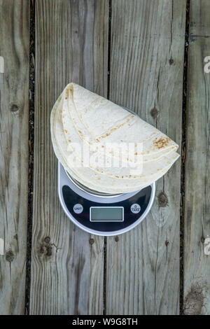 Bas carb tortillas sur une échelle sur fond de bois - santé Tendances de la nourriture. Vue de dessus de toit. Kéto friendly. Chambre vide vide pour le texte ou les copier sp Banque D'Images