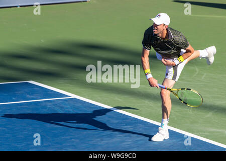 Mason, Ohio, USA. Août 13, 2019. Sam Querrey (USA) sert de tour de l'Ouest et du Sud de s'ouvrir à la Lindner Family Tennis Center, Mason, Oh. Crédit : Scott Stuart/ZUMA/Alamy Fil Live News Banque D'Images