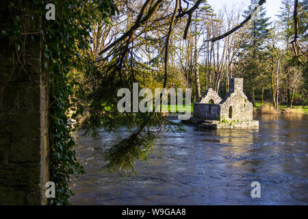 Sur les terrains de l'abbaye de cong est la pêche du moine maison construite sur des piliers de pierre au milieu de la rivière Cong Banque D'Images