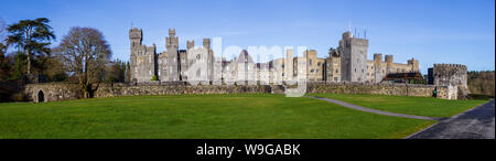 Photo panoramique de l'Ashford Castle, maintenant un hôtel de luxe, prises à partir de la rive du Lough Corrib Banque D'Images