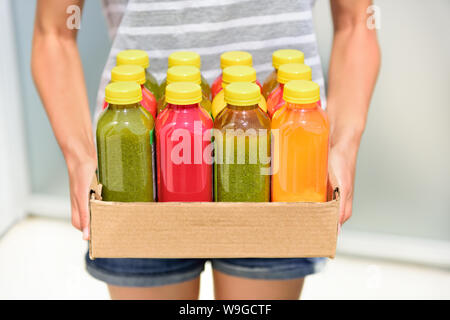 Pressée à froid de jus de légumes pour un régime alimentaire de désintoxication. Suivre un régime par le nettoyage de votre corps des toxines avec des fruits et légumes biologiques frais jus et livrés en bouteilles. Banque D'Images