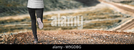 Trail Runner sportif fille courir en hiver à l'extérieur avec des collants et des chaussures de course. Banner panorama de jambes. Mode de vie sain et actif. Banque D'Images