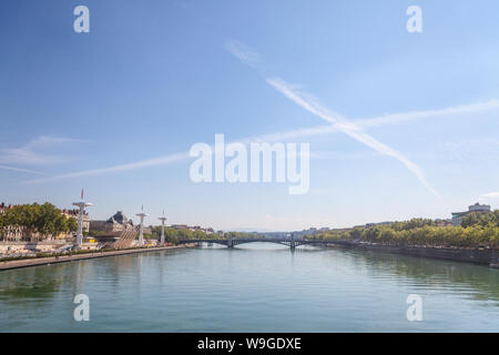 Pont de l'Université de bridge à Lyon, France plus d'un panorama de la rive du rhône (Quais de Rhone) avec des bâtiments plus anciens et l'universi Banque D'Images