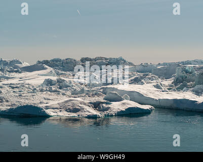 Le réchauffement climatique - Groenland Iceberg paysage d'Ilulissat avec icebergs géants. Les icebergs provenant de la fonte des glaciers. La nature arctique lourdement touchés par le changement climatique Banque D'Images