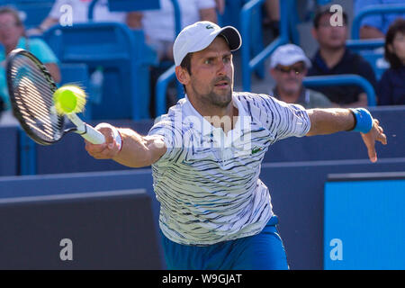 Mason, Ohio, USA. Août 13, 2019. NOVAK DJOKOVIC la Serbie de renvoie une balle ronde du mardi au cours de l'Ouest et du sud de l'ouvrir, à la Lindner Family Tennis Center. Crédit : Scott Stuart/ZUMA/Alamy Fil Live News Banque D'Images