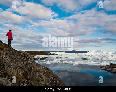 Le réchauffement -Groenland Iceberg paysage d'Ilulissat avec icebergs géants. Les icebergs provenant de la fonte des glaciers. La nature arctique lourdement touchés par le changement climatique. Tourisme à la vue à personne Banque D'Images