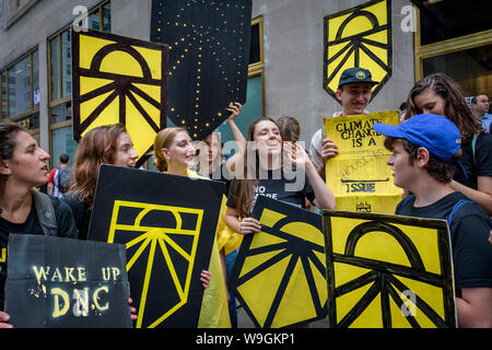 New York, États-Unis. Août 13, 2019. Les membres du mouvement de tous les moyeux Sunrise à travers l'état de New York se sont réunis pour un rassemblement sur rauque 13 août 2019 en dehors de la DNC siège le 420 Lexington Avenue à New York pour faire pression sur le NY membres de la DNC à voter pour un débat climatique lorsque le DNC réunit à San Francisco le 22 au 24 août. (Photo par Erik McGregor/Pacific Press) Credit : Pacific Press Agency/Alamy Live News Banque D'Images