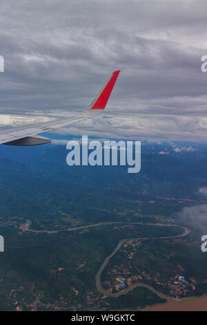 Voir l'avion au-dessus de montagne et le Mékong, Luang Prabang, Laos. Banque D'Images