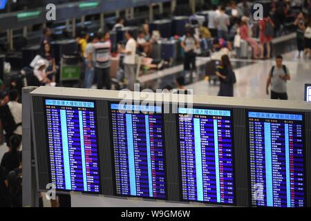 Hong Kong, Chine. Août 13, 2019. Un écran affiche l'état des vols de l'Aéroport International de Hong Kong à Hong Kong, Chine du sud, le 13 août 2019. Les protestataires créé le chaos à l'Aéroport International de Hong Kong pour la deuxième journée de mardi, à l'origine de la plupart des annulations des vols à l'un des aéroports les plus achalandés au monde. Credit : Lui Siu Wai/Xinhua/Alamy Live News Banque D'Images