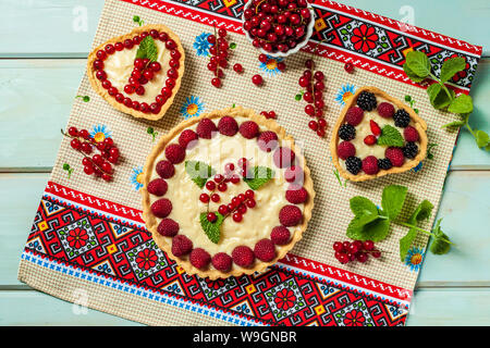 Tarte aux groseilles avec les baies fraîches comme dessert d'été sur fond de bois. Banque D'Images