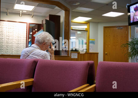 Wallingford, CT USA. Aug 2019. Une vieille femme aux cheveux gris en attendant de voir le médecin. Banque D'Images